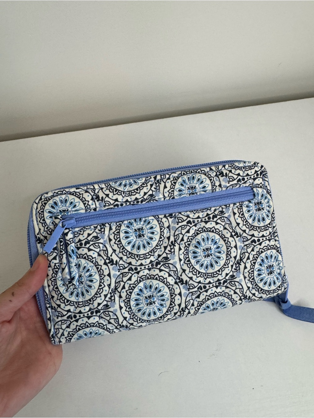 Vera Bradley Turnlock Wallet Steel Blue Medallion Blue White - Picture 7 of 9